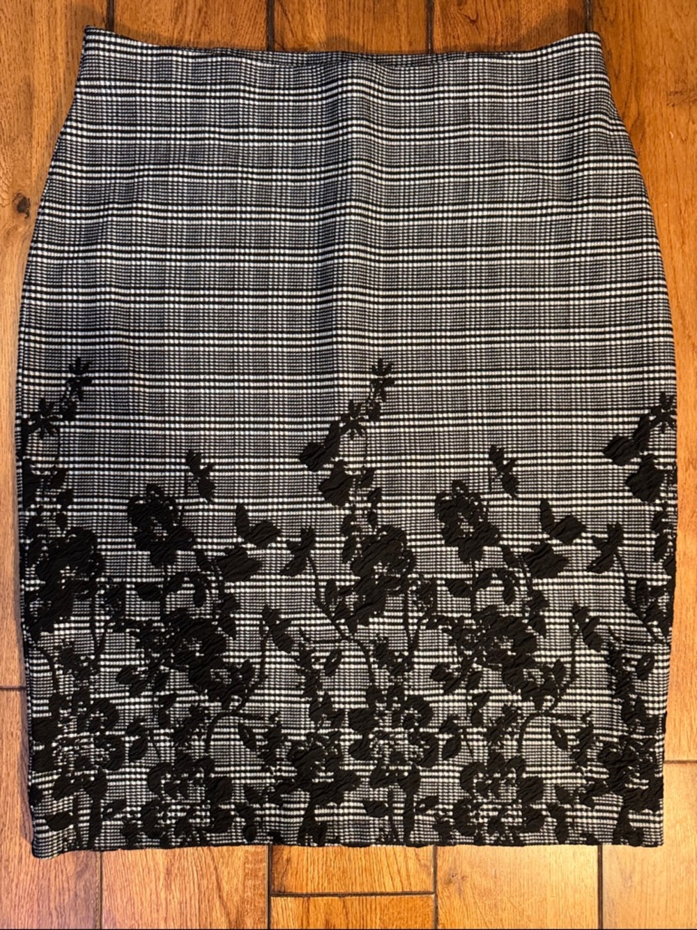 Roz & Ali Black & White Plaid Pencil Skirt with Black Floral Accent sz. M